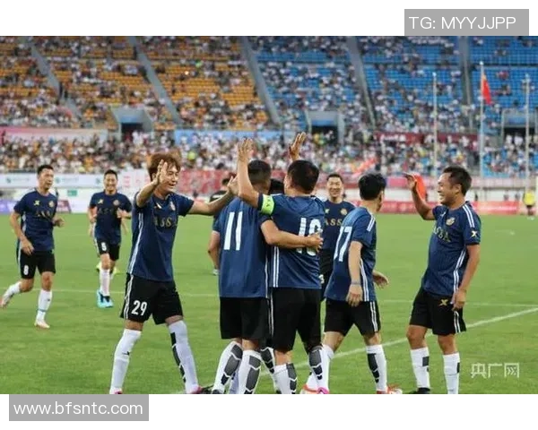 香港足球明星队春季友谊赛盛况回顾与球迷互动精彩瞬间 香港足球明星队春季友谊赛盛况回顾与球迷互动精彩瞬间