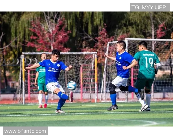 香港足球明星在贵州激情献技展现足球魅力与地方文化交融的精彩演出 香港足球明星在贵州激情献技展现足球魅力与地方文化交融的精彩演出
